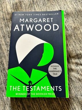 Margaret Atwood - The Testaments (Green & Black Cover)